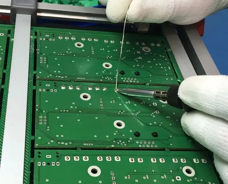 Retrabajo manual de soldadura